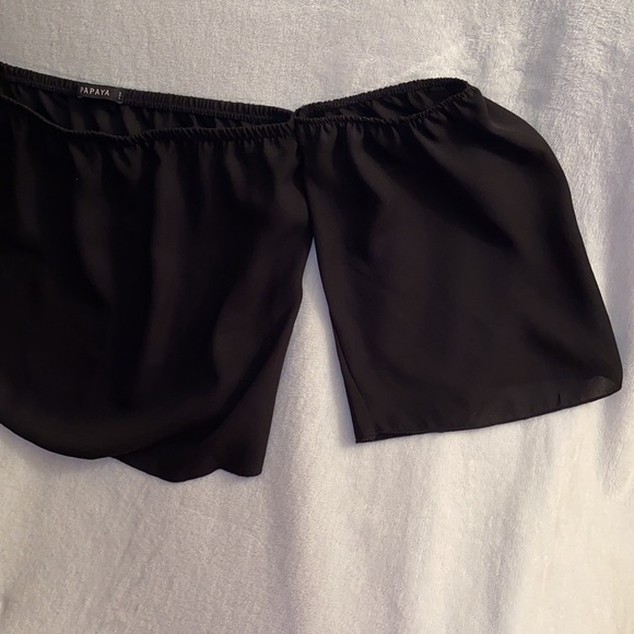 Off-The-Shoulder Blouse - Picture 2 of 3